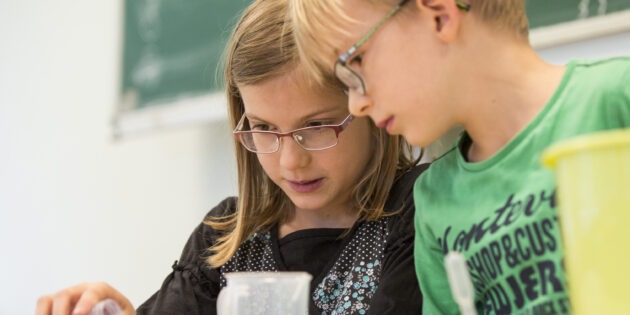 Im Evonik Science Camps @home erkunden junge Forscherinnen und Forscher das Klimagas Kohlenstoffdioxid. Foto: HessenChemie/ Arne Landwehr