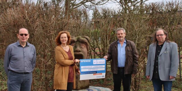 Der Kiwanis Club Lampertheim und der Förderverein lösen sich auf. Kiwanis Club-Präsident Bernhard Conrad (von rechts) und der Vorsitzende des Fördervereins Anton Schugschdinis überbrachten Günther Baus und Susanne Bürkelbach von der Lebenshilfe den Spendenscheck über 2.300 Euro. Foto: Hannelore Nowacki