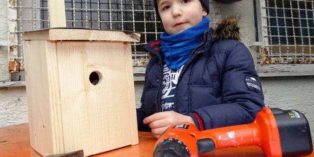 Der Nistkastenbau-Workshop des NABU Bürstadt hat Tradition – so wie hier im Jahr 2018 mit einem stolzen „Zimmermann” und seinem Nistkasten. Foto: oh