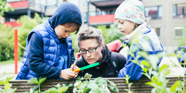 Die Natur bietet die schönsten Phänomene. Hier können sich Kinder und Pädagoginnen und Pädagogen gemeinsam auf Entdeckungsreise begeben. Das Erforschen der Umwelt funktioniert sogar sprachübergreifend, wodurch Forschen auch einen Beitrag zur Integration leistet. Passend hierzu wurde jetzt der Waldkindergarten Fuchsbau in Lampertheim als „Haus der kleinen Forscher„ zertifiziert. Foto: Christoph Wehrer / Stiftung „Haus der kleinen Forscher”