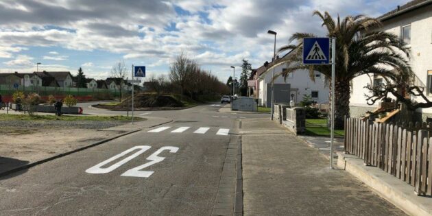 Der neu gestaltete Fußgängerüberweg in der Karlsbader Straße in Hofheim. Foto: Stadt Lampertheim