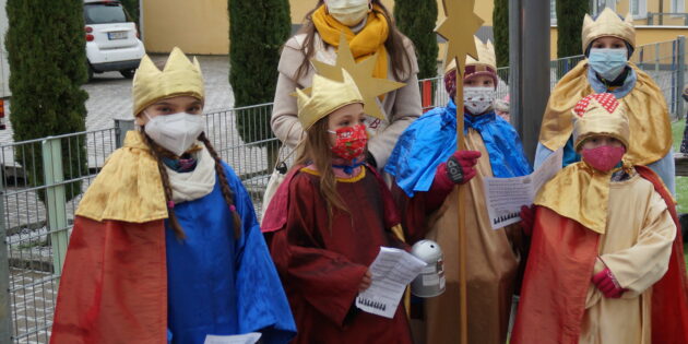 Auch Bürstadts Sonnenbotschafterin Luisa-Marie Morweiser, die viele Jahre als Sternsingerin unterwegs war, hat wieder beim Verteilen der Segenspost geholfen und war bei den Besuchen in der KiTa Zwergenwald, am Altenheim und in der Stadtverwaltung mit dabei. Foto: oh