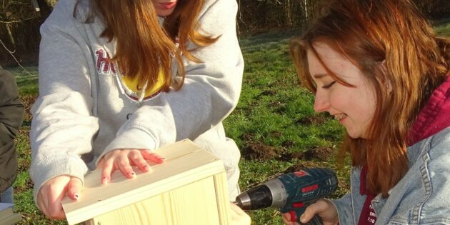 Auch Chiara und Lara hatten beim Nistkastenbau nicht nur tolle Erfolgserlebnisse sondern auch jede Menge Spaß. Foto: oh