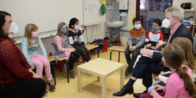 Landrat Christian Engelhardt im Gespräch mit Schulleiterin Myriam Brück und ihrer Klasse 1b. Die Tische und Stühle sowie Schränke und Rollcontainer wurden aus dem Bundesprogramm angeschafft. Foto: Hannelore Nowacki