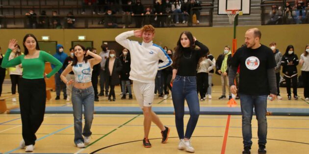 Spaß mit Fußball-Freestyler Jannik Singpiel auch beim Tanzen mit drei Schülerinnen und Sportlehrer Christoph Schamber (rechts), der für die gute Organisation gesorgt hatte. Foto: Hannelore Nowacki