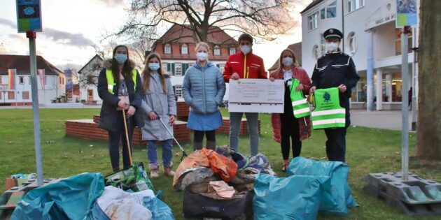 Lampertheim soll saubere Wohlfühlstadt werden, darum kümmern sich Marie-Luise Volkmann (von links), Sara Drakovac, Chiara Leubner, Bastian Medert mit der 1.000-Euro-Spende sowie das KOMPASS-Team mit Katja Stotz-Sen und Schutzfrau vor Ort Christina Wegerle. Foto: Hannelore Nowacki