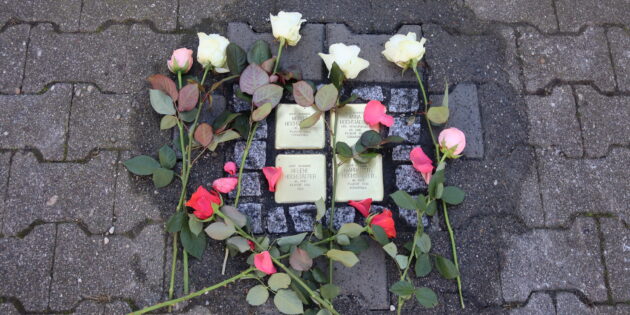 Zum Gedenken an Hochstädter wurden an den Stolpersteinen in der Martin-Kärcher-Straße 47 Rosen niedergelegt. Foto: Benjamin Kloos