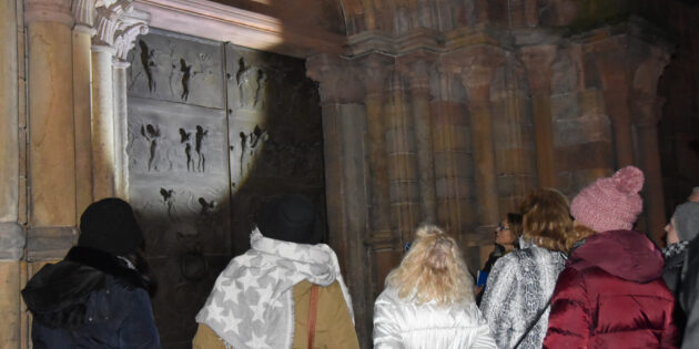 Taschenlampenführung am Portal der Pauluskirche. Foto: Tourist Information Worms