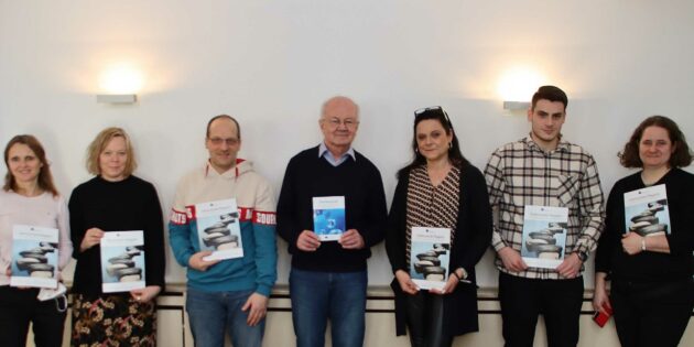 Der Vorstand des gemeinnützigen Vereins HistiozytoseHilfe stellte am Sonntag den Verein vor, der für die Betroffenen der seltenen Krankheit seit 26 Jahren Unterstützung organisiert. Erster Vorsitzender Detlev Vreisleben (Mitte) und 2. Vorsitzende Britta Spatz (3. von rechts) geben gerne Auskunft. Foto: Hannelore Nowacki