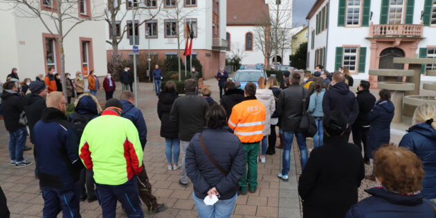 Stellvertretend für Lampertheim sprach Bürgermeister Störmer den vom Krieg in der Ukraine Betroffenen sein Mitgefühl aus und appellierte an Putin, eine diplomatische Lösung zu finden. Foto: oh