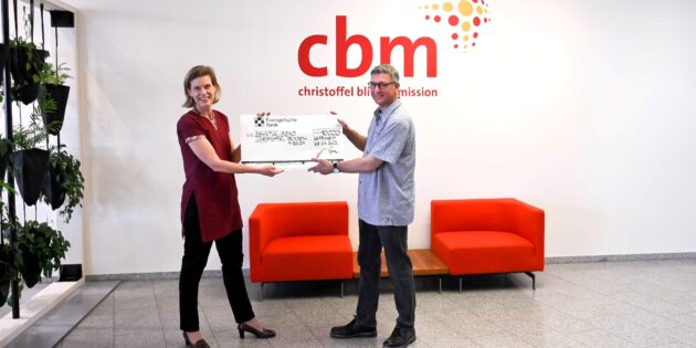Den symbolischen Spendencheck überreichte Ökumene-Pfarrer Tilman Pape an die Kirchenreferentin der CBM Silja Joneleit-Oesch. Foto: oh