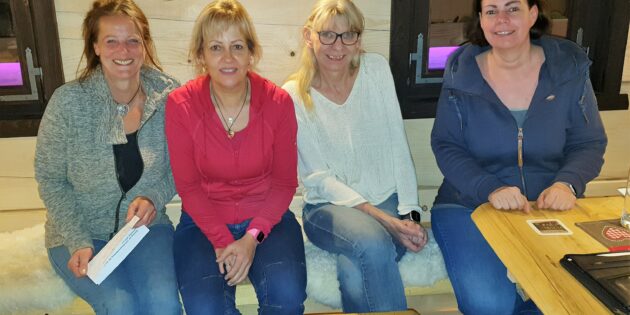 Der neue Vorstand des Vereines der Vogelfreunde ist fest in weiblicher Hand. Von links: Madlen Winkler (1. Vorsitzende), Birgit van Beek (Rechnerin), Claudia Zawoloka (Schriftführerin), Barbara Rihm (2, Vorsitzende) im gemütlichen Ambiente der „Hiddema Hitt“.  Foto: ehr