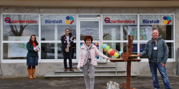 Vor einem Jahr - an der Eröffnung im kleinen Kreis unter Corona-Bedingungen nahmen Bürgermeisterin Barbara Schader (vorne), Stefanie Reis, Abdalla Gdoura und Oliver Haberer teil. Archivfoto: Hannelore Nowacki