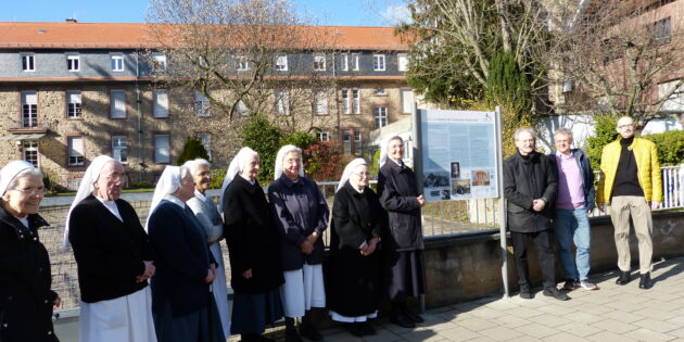Dieter Krieger (bär und krieger kommunikation+design), Bürgermeister Rainer Burelbach, Dr.-Ing. Rainer Metzendorf (Architekt u. Enkel von Prof. Dr. Georg Metzendorf) sowie Schwestern des Mutterhauses der barmherzigen Schwestern vom Hl. Vinzenz von Paul (v.r.). Foto: oh