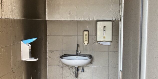 Die Herrentoilette in der Trauerhalle wurde durch Brandstiftung beschädigt. Foto: Stadt Lampertheim