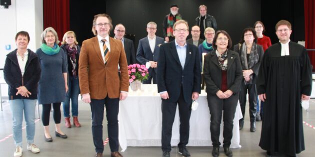 Landrat, Pfarrer, Musiker und der gesamte Dekanatssynodalvorstand mit Präses Ute Gölz nahmen an dem Gedenkgottesdienst teil. Foto: oh