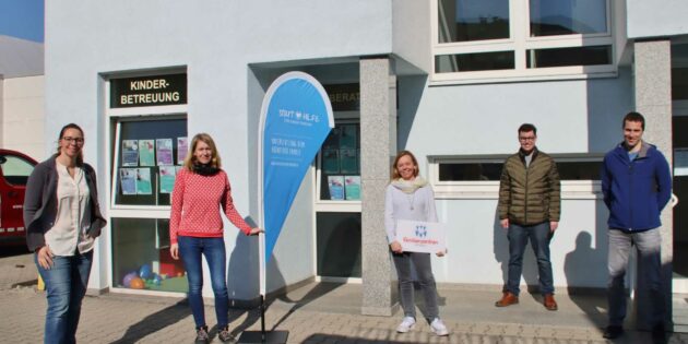 Ehrenamtliche Helfer gesucht für das Projekt „startHILFE“, ein Angebot des Familienzentrums in Lampertheim in der Wormser Straße 10 bietet jungen Familien. Im Bild (von links): Katharina Naegele, Daniela Kürzeder, Projektkoordinatorin Silvie Freudenberger, Erster Stadtrat Marius Schmidt und Andreas Dexler. Foto: Hannelore Nowacki