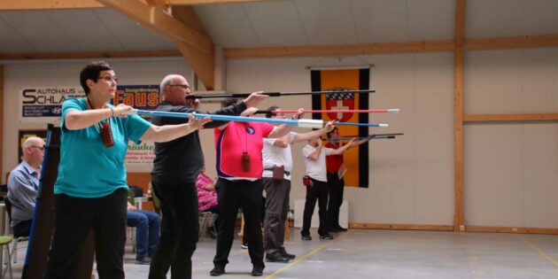 Bei der Deutschen Blasrohrmeisterschaft Scheibe in der neuen Halle des Pfeil- und Bogenclubs fühlten sich die Teilnehmer wohl. Foto: Hannelore Nowacki   