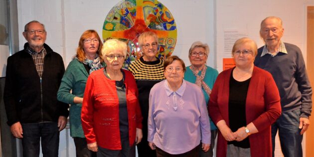 Der Vorstand des Evangelischen Kirchenchors, der von Irmgard Bär und Christel Hildenbrand (3. und 4. v.l.) gemeinsam geleitet wird, wurde einstimmig wiedergewählt. Neue Sängerinnen und Sänger sind bei Dirigent Manfred Boxheimer (links) jederzeit herzlich willkommen. Foto: Petra Gahabka
