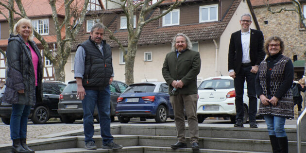 Landrat Christian Engelhardt (zweiter von rechts) mit (v.r.n.l.) der stellvertretenden Leiterin des Fachbereichs Landwirtschaft, Landschaftspflege und Forst, Simone Walter, dem Vorsitzenden des Gebietsagrarausschusses, Sebastian Glaser, seinem Stellvertreter Norbert Emig und Birgit Biebesheimer vom Bezirkslandfrauenverein e.V. nach der konstituierenden Sitzung des Gebietsagrarausschusses. Foto: oh