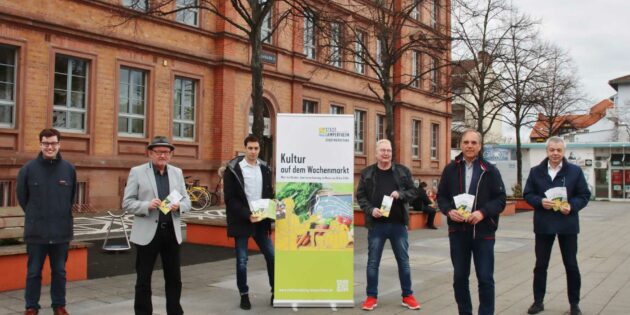 Einkaufen mit Musik - die Reihe „Kultur auf dem Wochenmarkt“ startet am Samstag, 26. März beim Wochenmarkt auf dem Schillerplatz. Das Programm stellten vor (von links) Erster Stadtrat Marius Schmidt, Musiker Hans-Jürgen Götz, Dirk Dewald vom Stadtmarketing, die Musiker Bernd Schäfer und Helmut Wehe und Bürgermeister Gottfried Störmer. Foto:  Hannelore Nowacki 