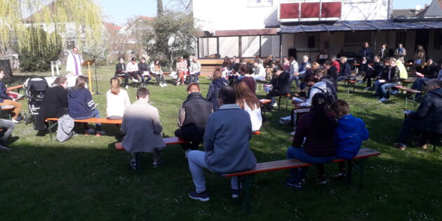 Jugendgottesdienst im Pfarrgarten St. Peter mit Firmlingen und der Band Gen spirito Foto: oh