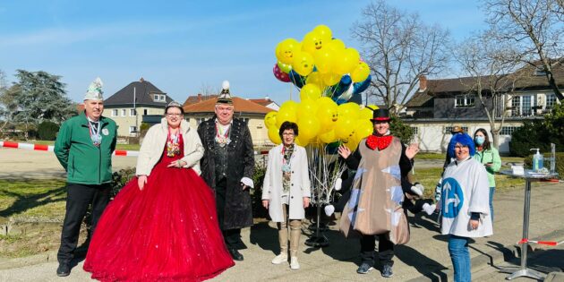 Heliumballons, geworfene Süßigkeiten und Kräppel to go weckten das Fastnachtsfieber vor dem Quartiersbüro. Foto: oh