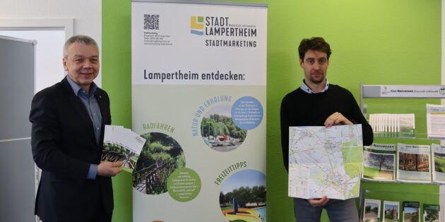 Laden dazu ein, Lampertheim auch dank des neuen Flyers mit dem Fahrrad zu entdecken: Bürgermeister Gottfried Störmer und Stadtmarketing-Leiter Dirk Dewald (v.l.). Foto: Benjamin Kloos