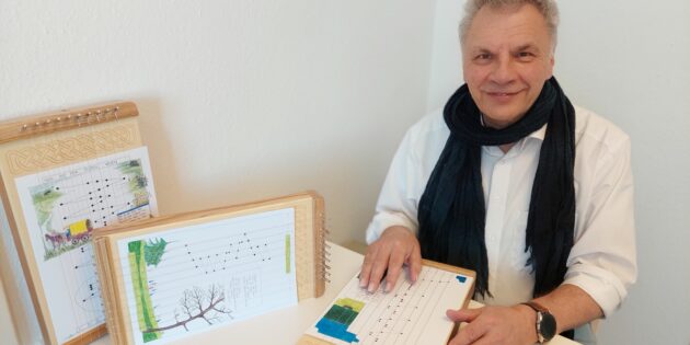 Joachim Sum, Leiter der Musikschule Lampertheim, freut sich, den neuen Tischharfen-Kurs für die ältere Generation unter der Leitung von Christine François anbieten zu können. Foto: oh