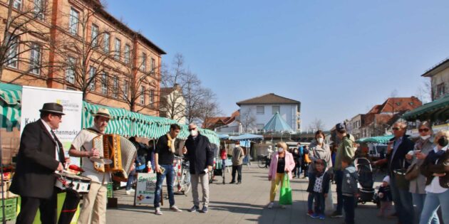 Auf dem Lampertheimer Wochenmarkt wird Leckeres und Blühendes geboten, jeden letzten Samstag im Monat von 10 bis 12 Uhr bis Ende Oktober gibt es Musik von wechselnden Bands und Musikern gratis dazu. Foto:  Hannelore Nowacki 