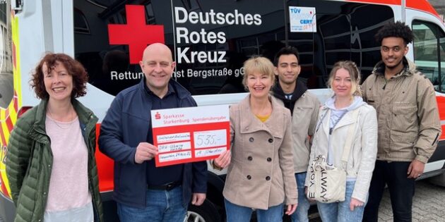 Deutschlehrerin Nicole Pesch, DRK- Kreisgeschäftsführer Christian Keilmann, Projektverantwortliche Christine Schuster, Farshad Rahimi, Elena Wegel und Dawid Mengisteab vom Bildungswerkes der Hessischen Wirtschaft (BWHW). Foto: oh