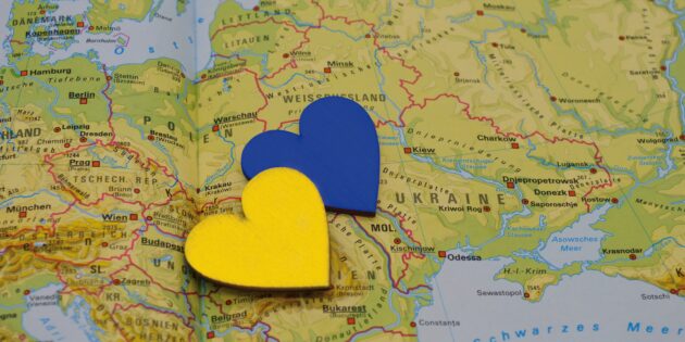 Der Kreis Bergstraße und die Stadt Lampertheim zeigen in vielfältiger Weise ein Herz für die Ukraine – sei es durch Hilfe durch Spenden als auch der Aufnahme von Flüchtlingen. Foto: www.pixabay.com