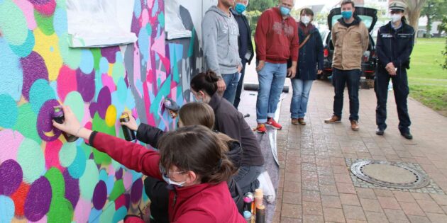 Graffiti-Malaktion des Jugendbeirats mit Tobias Kilian für ein künstlerisch gestaltetes buntes WC-Häuschen im Stadtpark. Archivfoto: Hannelore Nowacki