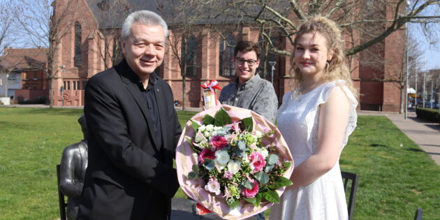 Die zukünftige Spargelkönigin Stella Svenja I. wird am 10. Juni zur Eröffnung des Spargelfestes inthronisiert. Bürgermeister Gottfried Störmer und der Vorsitzende des Spargelrates Marius Schmidt freuen sich, wieder eine passende Repräsentantin für Lampertheim gefunden zu haben.  Foto: Benjamin Kloos