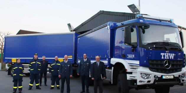 Zur Fahrzeugübergabe wurde der neue LKW mit Anhänger dekorativ auf dem Hof des THW platziert. Im Bild (von rechts): Dr. Michael Meister,  Ortsbeauftragter Norbert Koenig und Landesbeauftragter Marcus Hantsche sowie Bürgermeister Gottfried Störmer (hinten links). Foto: Hannelore Nowacki