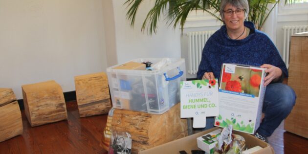 Dekanatsreferentin für gesellschaftliche Verantwortung Sabine Allmenröder vor einem Teil der gesammelten Schubladenhandys. Foto: oh