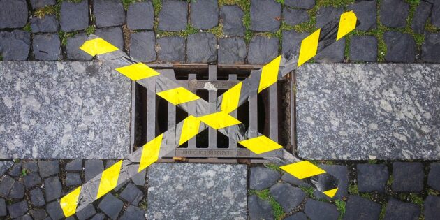 Farbreste, Schmutzwasser oder Chemikalien gehören nicht in den Straßengully