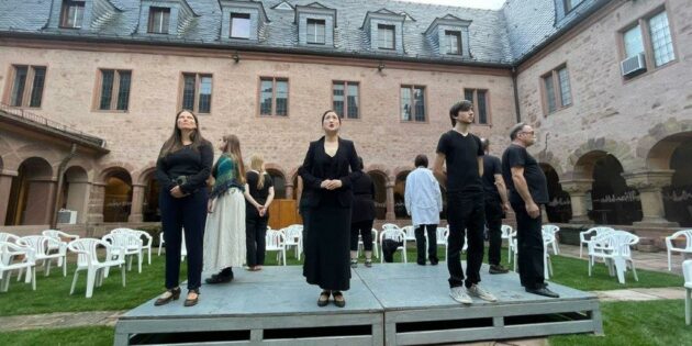 Nach langer Sanierungsphase ist der historische Innenhof des Wormser Andreasstiftes wieder Heimat des Schauspielensembles. Foto: Pascal Metzger