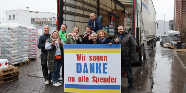 Die Freude über die Unterstützung seitens der Bevölkerung und vieler Firmen durch Spenden kennt keine Grenzen beim engagierten Team um Beata Kowalska-Krzyszton (2.v.l.) und Thomas Molitor (l.) – am Dienstag startet ein voll beladener LKW ins polnische Glucholazy. Foto: Benjamin Kloos