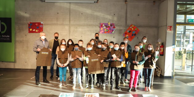 Zum Auftakt des Projektes „Natur und Umwelt” an der ADS wurden auch die neuen Naturpark-Entdecker-Westen präsentiert, die Schulen und Kitas beim Stadtmarketing auslesen können. Foto: Stadt Lampertheim