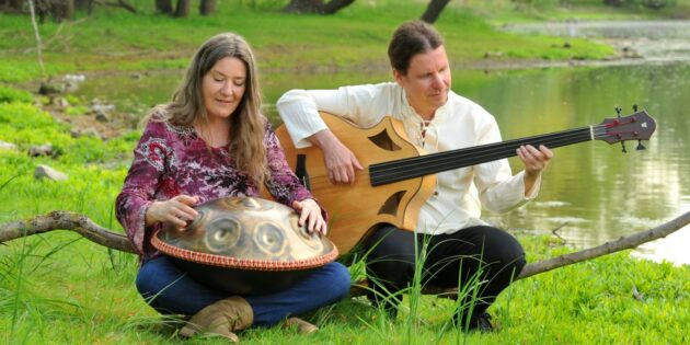 Ute Kilian und Frank Willi Schmidt alias „ALAKUS“ tragen musikalisch zur Eröffnung bei. Foto: Petra Löw