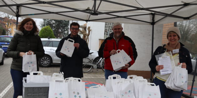 Bereiten den Kinder und Jugendlichen, die Kunden bei der Tafel Lampertheim sind, eine Osterfreude: Susanne Camus (Jugendförderung), der Erste Stadtrat Marius Schmidt, Manfred Scholz (Jugendförderung) und Kerstin Biehal (Diakonie; v.l.). Foto: Benjamin Kloos