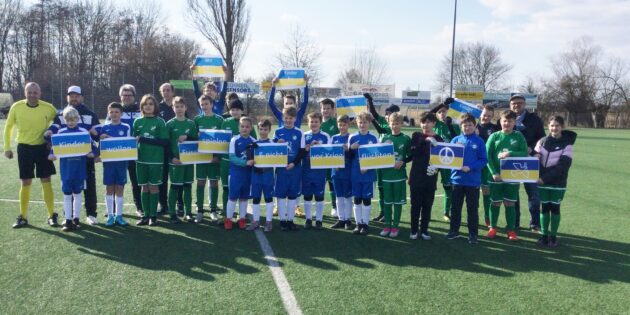 Die D-Jugend der Jugendspielgemeinschaft Lampertheim-Hüttenfeld und des SV Affolterbach setzten ein Zeichen für den Frieden in der Ukraine. Foto: oh