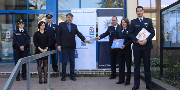 Biblis ist jetzt Teil von KOMPASS – als sichtbares Zeichen hierfür bekam Bürgermeister Volker Scheib das Begrüßungsschild durch Polizeioberrat Daniel Bermbach überreicht. Foto: Benjamin Kloos