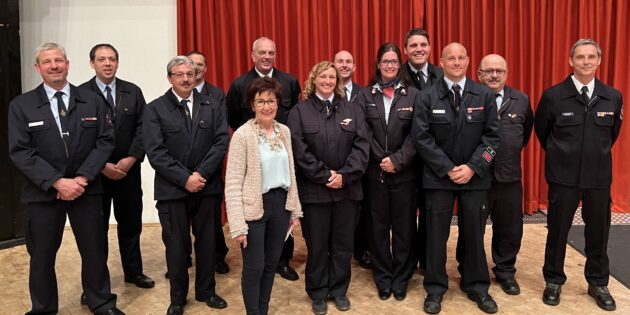 Bürgermeisterin Barbara Schader (5.v.l.) überreichte die Anerkennungsprämie des Landes Hessen: Markus Gerhard, Martin Eberlein, Stephan Thomas, Andreas Noll, Claus Ofenloch, Kerstin Winkler, Uwe Stockmann, Susanne Merl, Christian Durrer, Sascha Brutscher, Uwe Jakob und Stadtbrandinspektor Uwe Schwara (v.l.). Foto: Dirk Neumann