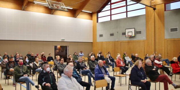 Gut besucht war die Bürgerversammlung, die Stühle auf Abstand, aber keine Maskenpflicht. Foto: Hannelore Nowacki