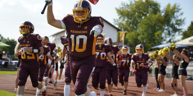 Endlich wieder Gameday an der Wasserwerkstraße. Die Redskins bei einem ihrer imposanten Walk-Ins erobern den heimischen Platz und die Herzen von immer mehr Football-Fans. Foto: oh