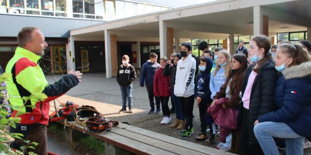 Beim Projekt „Natur & Umwelt“ erfahren die 5. Klassen viel über Bäume und Pflanzen in der Stadt. Baumpfleger Mathias Hahl von den Technischen Betriebsdiensten informierte die Kinder in Theorie und Praxis. Foto: Hannelore Nowacki