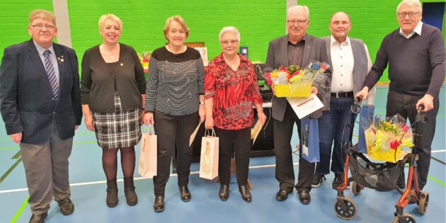 (von links) Kurt Muntermann (1.Vors.), Christine Heibel (2.Vors.) und Heinz Ritsert (Sängerkreis Bergstraße, 2.von rechts) konnten Herta Kleinert und Edith Toth für 25 Jahre ehren.  Willi Moos (rechts) erhielt neben der Ehrung für 50 Jahre zudem die Ernennung zum Ehrendirigenten. Sein Bruder Oskar wurde für 60 Jahre geehrt. Foto: ehr