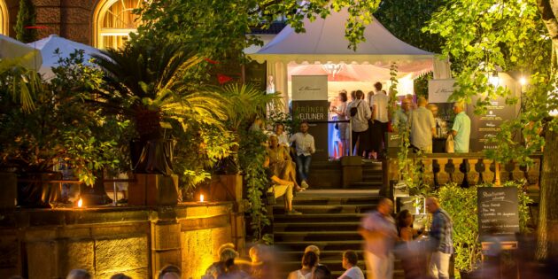 In den Abendstunden locken stilvolle Illumination, Musik und hochwertige gastronomische Angebote in den Heylshofpark. Foto: Bernward Bertram